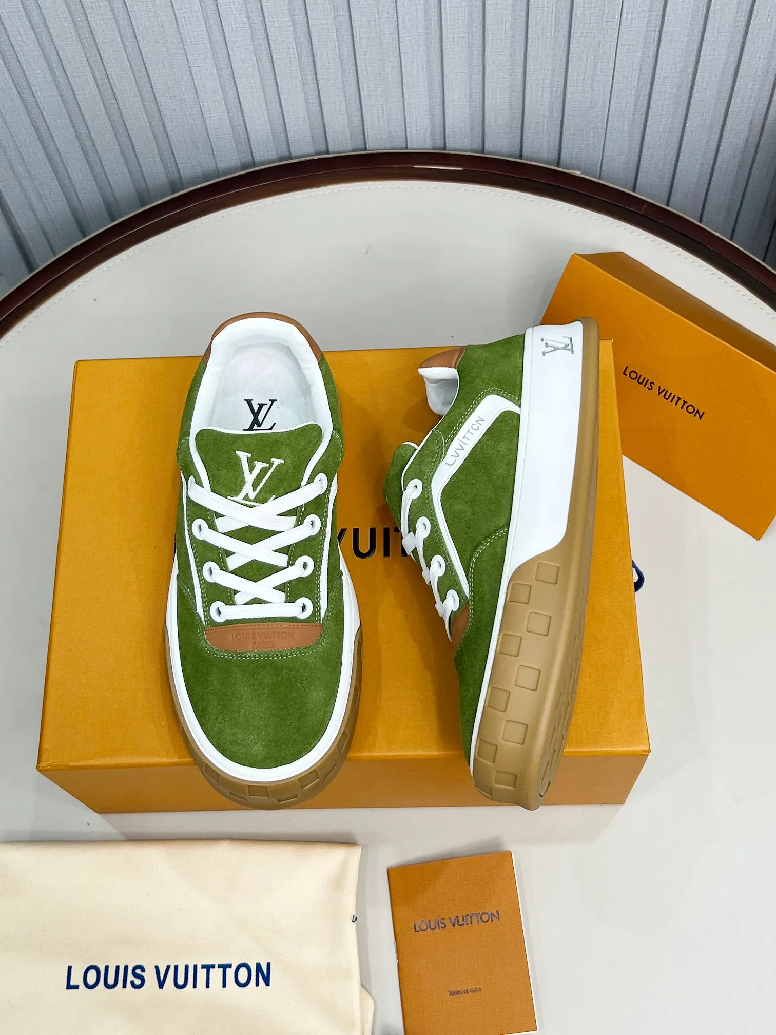 p620💰Men's shoes ❤️❤️❤️Top version LV-Louis Vuitton-Classic catwalk new style Air glue process·Original 1:1 development and reproduction! ! The upper foot is very comfortable. It is made of luxurious materials and fine workmanship. The midsole is printed with English letters "Made in Europe". The upper is made of calfskin imported from Italy. The side is decorated with the brand's LOGO and signature. The latest latex foot pads and mesh lining make the foot feel super comfortable. The original two-color TPU combination outsole is specially provided by the original factory. Bag technology Goodyear stitched edges Fabric: Exclusive custom first-layer cowhide Accessories: Exclusive private model Vuitton logo, lining: Customized silk mesh lining - first-layer silk cowhide lining Outsole: TPU combination outsole wear-resistant, non-slip and anti-yellowing Foot pads: new latex pads-mesh sweat-absorbent Counter technology: fully computerized sewing machine wire drawing Toe box back cover Hot and cold shaping Full set of pull-top last with medium and low logo pattern Code number 39-45
